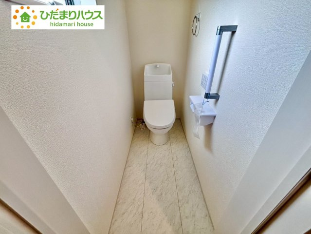 野田市親野井　新築戸建　2号棟のトイレ|トイレは1F、2F共に完備！取り合いになることがありませんね(^^)/						
