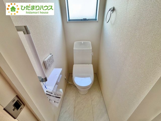 野田市親野井　新築戸建　2号棟のトイレ|小窓が付いているので、トイレも明るい空間になっております♪						
