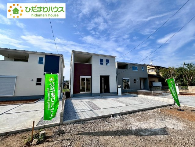 野田市親野井　新築戸建　2号棟の外観|ゆったりとしたカースペースで、ファミリーカーや軽自動車もラクラク駐車できます♪