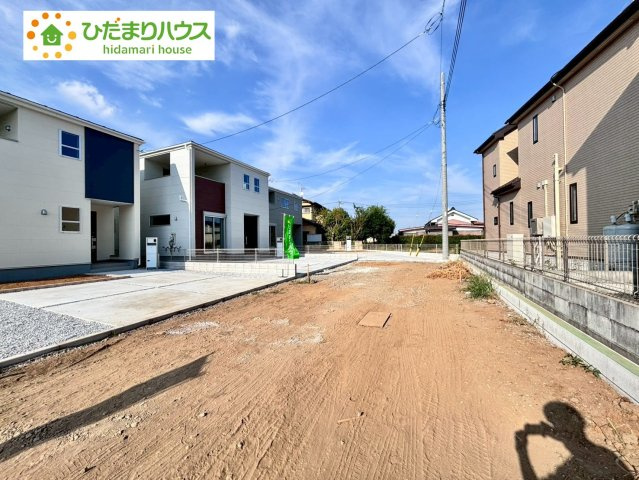 野田市親野井　新築戸建　2号棟の前面道路含む現地写真|とりのある前面道路は、駐車もラクラク♪車庫入れのときに嬉しいですね！