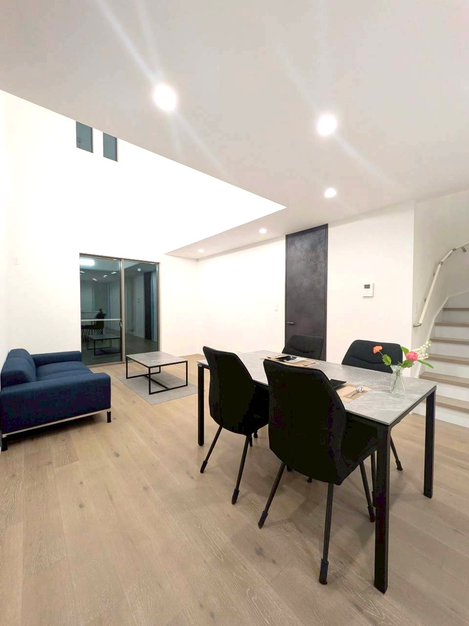 葵区羽鳥４丁目　新築一戸建て　全３棟　2号棟の居間・リビング|家具配置はAIによるイメージです。
実際の生活シーンを感じていただけるように、空間を再現しています。