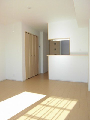 【居間・リビング】 | エレガンス・ブライト | こちらの居間で趣味の時間をお楽しみください