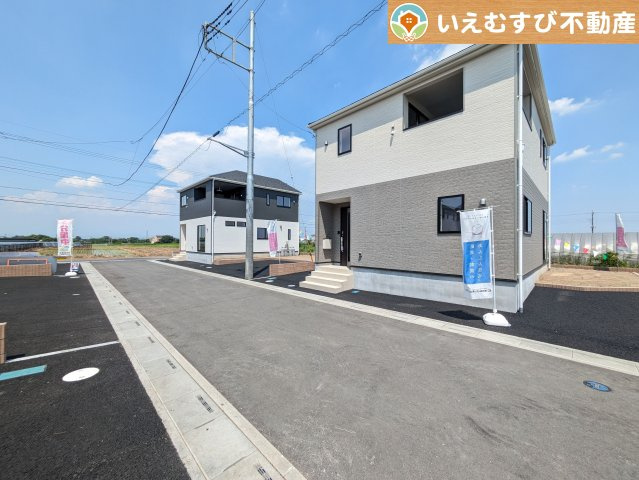 Cradle garden　上里町勅使河原第17の前面道路含む現地写真|充分な広さの前面道路
間口が広くお車の出し入れも問題なく行えるスペースが確保されています♪