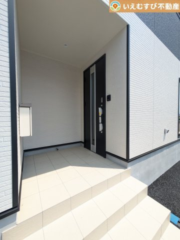 Cradle garden　上里町勅使河原第17のエントランス|雨が防げる広々エントランス
駐車場からアクセスの良いエントランス。雨の日や荷物が多くても安心の動線♪