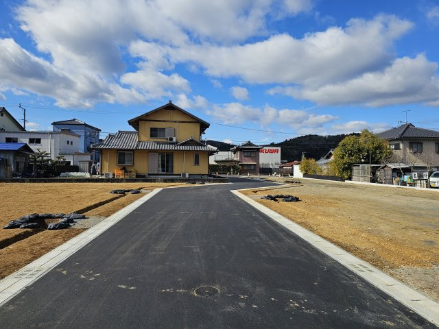 瑞浪市稲津町小里　分譲地の前面道路含む現地写真