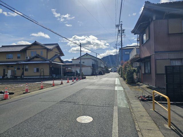 瑞浪市稲津町小里　分譲地の前面道路含む現地写真