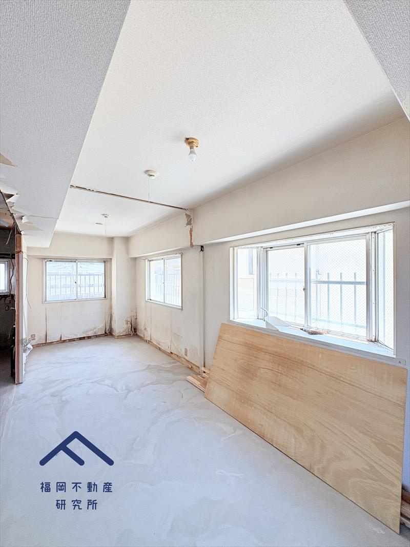 新栄アンピール板付の洋室