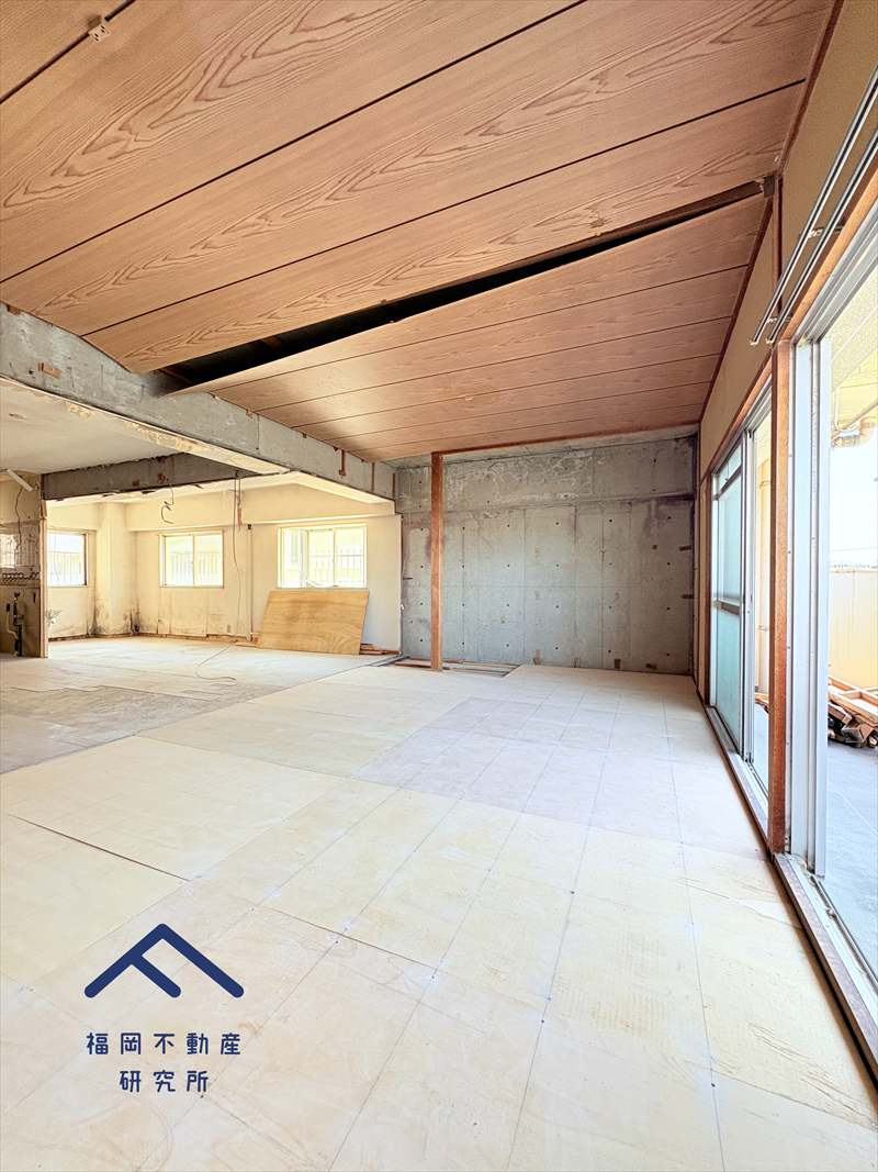 新栄アンピール板付の洋室