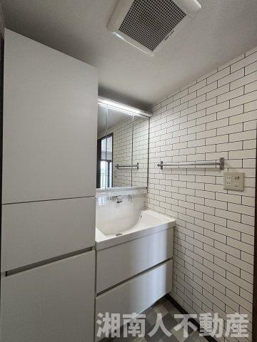 ダイアパレス茅ヶ崎南湖の独立洗面台|独立洗面台、小物を置くことができて便利です