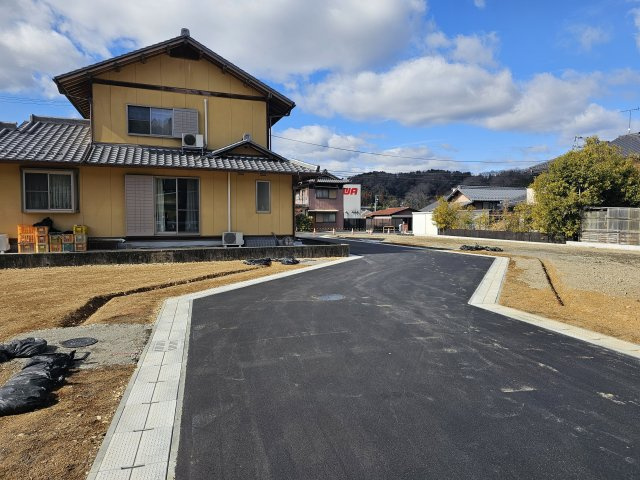瑞浪市稲津町小里　分譲地の前面道路含む現地写真
