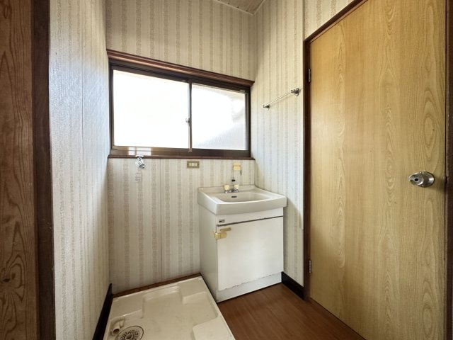 【洗面所】 | 白銀貸家 | 室内に洗濯機を置くことができるのは有難いですね！