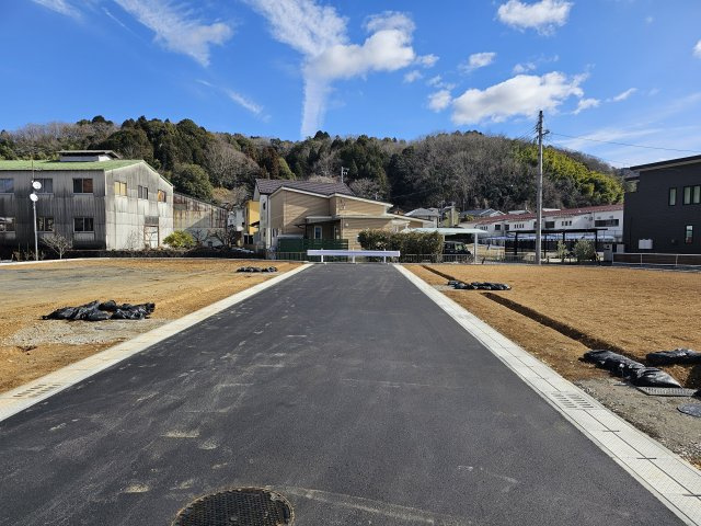 瑞浪市稲津町小里　分譲地の前面道路含む現地写真
