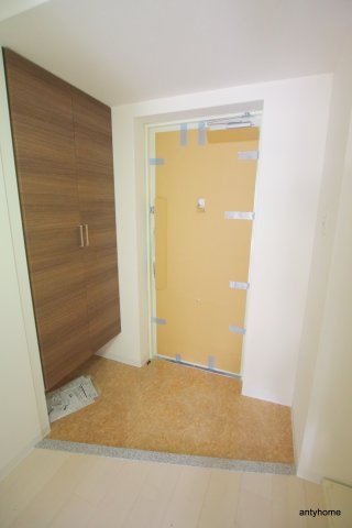 Luxe難波西3　仲介手数料無料の玄関