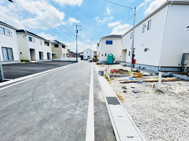 新築　前橋市青柳町第26　クレイドルガーデン　１号棟の前面道路含む現地写真|現地写真　北東側接道幅員約6ｍ　北東側接道幅員約4ｍ