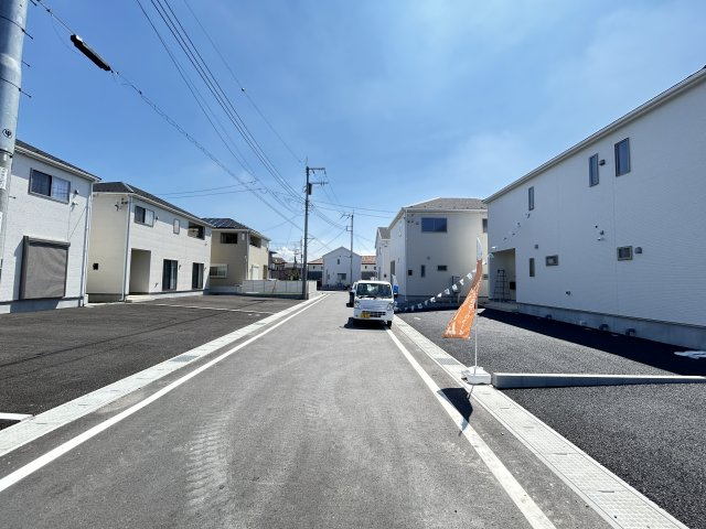 新築　前橋市青柳町第26　クレイドルガーデン　2号棟の前面道路含む現地写真|現地写真　北東側接道幅員約6ｍ　北東側接道幅員約4ｍ