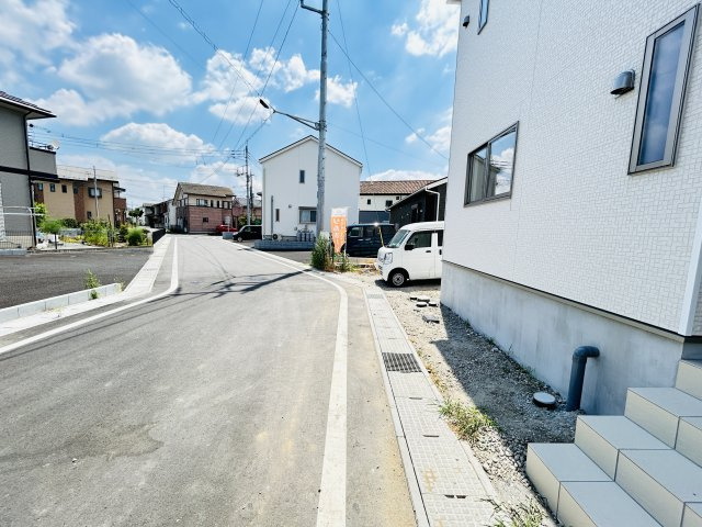 新築　前橋市青柳町第26　クレイドルガーデン　4号棟の前面道路含む現地写真|現地写真　北東側接道幅員約6ｍ　北東側接道幅員約4ｍ