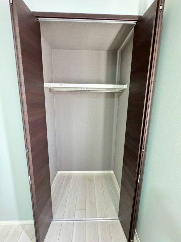 私部南3丁目　中古一戸建ての収納|洋室のクローゼット
■物件内覧・資金計画相談・住宅ローン相談、リフォーム相談、お問合せ受付中■
※当日・翌日のご内覧、ご相談はお電話でのお問合せがスムーズです！