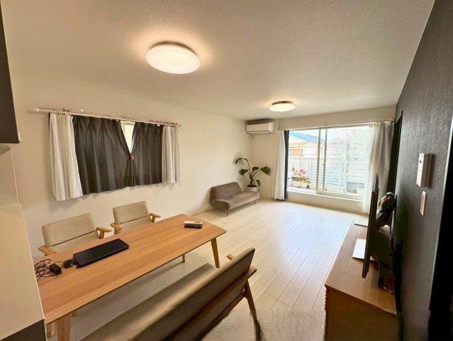 私部南3丁目　中古一戸建ての居間・リビング|LDK17.0帖　2階リビング
■物件内覧・資金計画相談・住宅ローン相談、リフォーム相談、お問合せ受付中■
※当日・翌日のご内覧、ご相談はお電話でのお問合せがスムーズです！