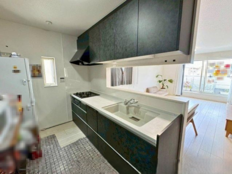 私部南3丁目　中古一戸建てのキッチン|システムキッチン　3口コンロ
■物件内覧・資金計画相談・住宅ローン相談、リフォーム相談、お問合せ受付中■
※当日・翌日のご内覧、ご相談はお電話でのお問合せがスムーズです！