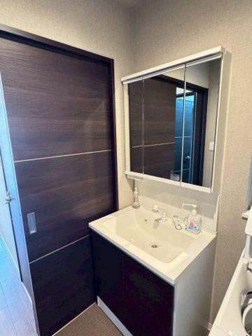 私部南3丁目　中古一戸建ての独立洗面台|シャワー付き洗面化粧台
■物件内覧・資金計画相談・住宅ローン相談、リフォーム相談、お問合せ受付中■
※当日・翌日のご内覧、ご相談はお電話でのお問合せがスムーズです！