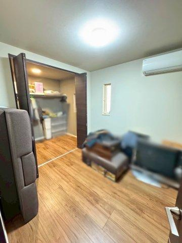 私部南3丁目　中古一戸建ての洋室|洋室4.5帖　1階のお部屋　ウォークインクローゼット付き
■物件内覧・資金計画相談・住宅ローン相談、リフォーム相談、お問合せ受付中■
※当日・翌日のご内覧、ご相談はお電話でのお問合せがスムーズです！