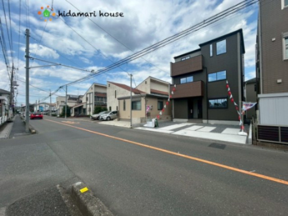 北区奈良町3期　新築戸建　リガーレ01の前面道路含む現地写真