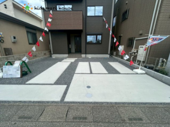 北区奈良町3期　新築戸建　リガーレ01の駐車場