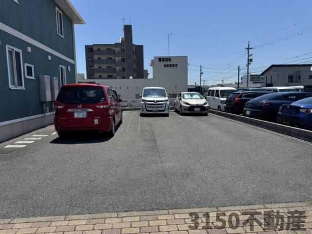 アムール江添の駐車場
