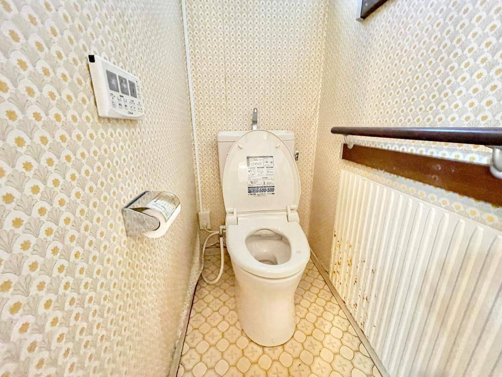 東香里2丁目　中古一戸建てのトイレ|温水洗浄便座
■物件内覧・資金計画相談・住宅ローン相談、リフォーム相談、お問合せ受付中■
※当日・翌日のご内覧、ご相談はお電話でのお問合せがスムーズです！