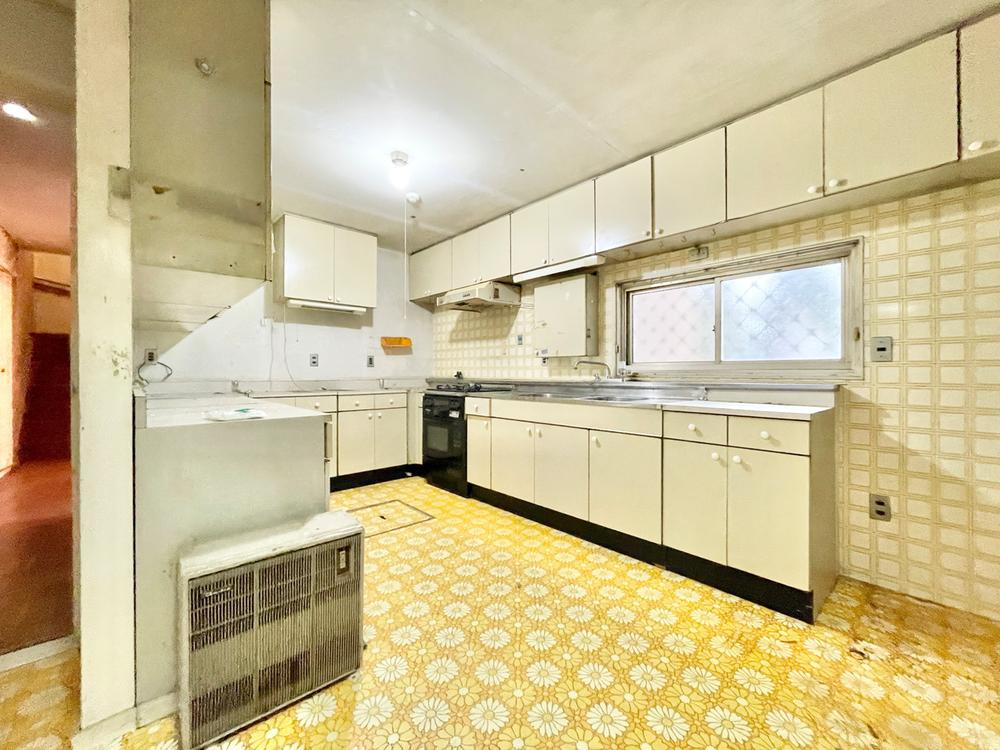 東香里2丁目　中古一戸建てのキッチン|キッチン9.0帖
■物件内覧・資金計画相談・住宅ローン相談、リフォーム相談、お問合せ受付中■
※当日・翌日のご内覧、ご相談はお電話でのお問合せがスムーズです！