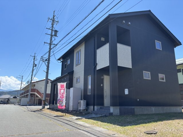 中古住宅　長野市篠ノ井塩崎の前面道路含む現地写真