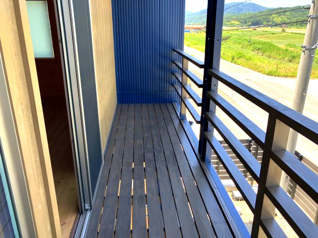 栃江　中古戸建　3LDKのバルコニー|間口の広いベランダで洗濯物が多くても安心です。