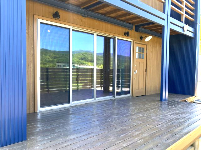 栃江　中古戸建　3LDKの庭|玄関には広々としたウッドデッキがあります。