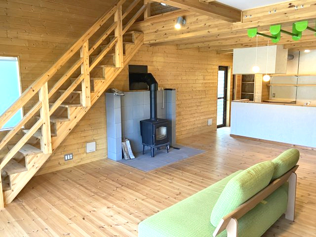 栃江　中古戸建　3LDKの居間・リビング|薪ストーブがあるLDKです。無垢材に囲まれた生活はいかがでしょう。