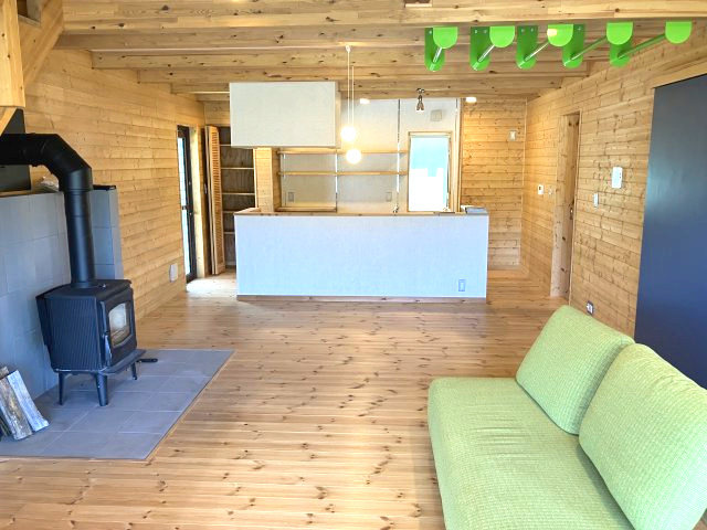 栃江　中古戸建　3LDKの居間・リビング|お家にあったソファもご希望があればお譲り可能です。