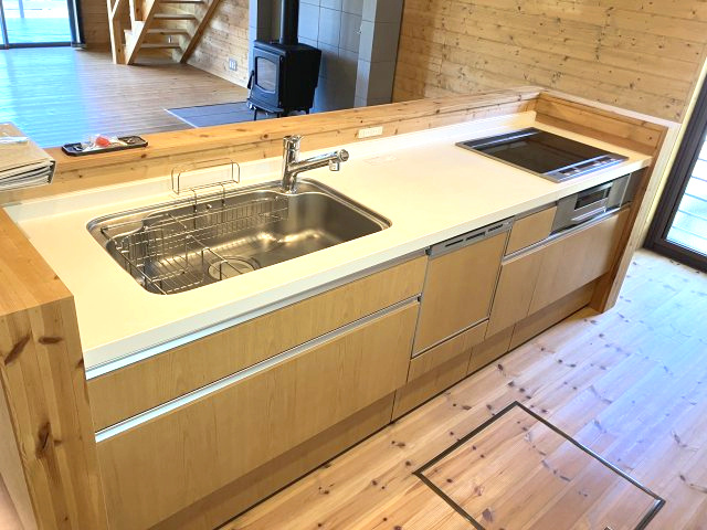 栃江　中古戸建　3LDKのキッチン|広々とした対面キッチンです。背面には収納もしっかりあります。