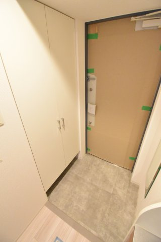 セレニテ難波プリエ　仲介手数料無料の玄関