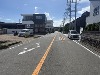 【前面道路含む現地写真】 | 前面道路は広い路線のため、駐車もしやすいです。
