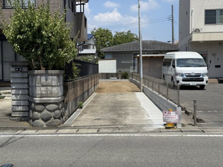 【周辺】 | 間口3mのため、お車もゆったり駐車できます。