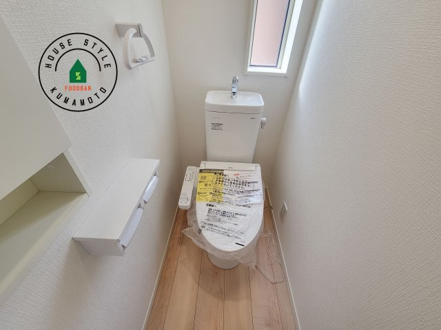 菊池市西寺第2-4棟（1号棟）のトイレ|トイレ・ウォシュレット付。快適で衛生的な洗浄機能付温水シャワートイレです。収納や手すりもついてます。