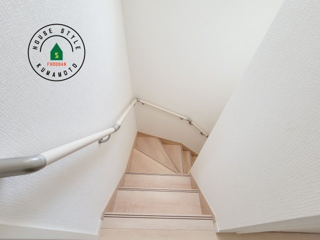 菊池市西寺第2-4棟（1号棟）の内装|＜手すり付階段＞手すりがないと階段の昇り降りで危険なことはもちろん、壁に手をつきながら歩くことで壁紙が汚れやすくなります。すべての方に快適に昇り降りしていただくため、手すりを設置しました。