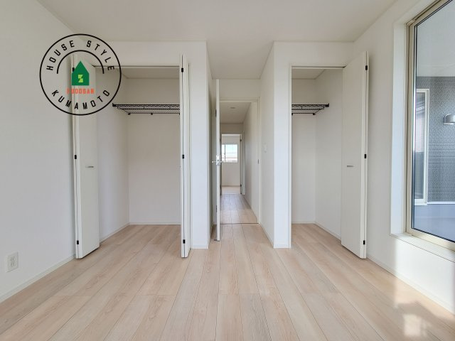 菊池市西寺第2-4棟（1号棟）の収納|【WIC（ウォークインクローゼット）】 たくさんの洋服をかけてもシワになりにくいウォークインクローゼット。洋服以外にも、普段使わない家電やスーツケース、ストック品など何でも片付く嬉しい空間です。