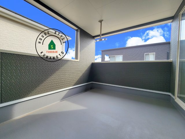 菊池市西寺第2-4棟（1号棟）のバルコニー|風をしっかりと感じられるバルコニーでは、毎日が洗濯日和です。広々としているので洗濯も楽しくなるでしょうし、気分転換にバルコニーからの眺めを楽しむのもいいでしょう。