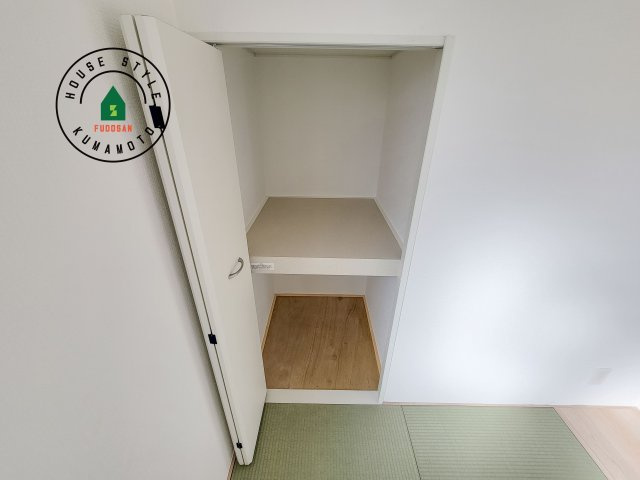 菊池市西寺第2-4棟（1号棟）の収納|壁面クローゼットのメリットは、衣類が横一列に並ぶためひと目で洋服が選びやすいこと。衣類をたくさんお持ちの方も、限られたスペース内に無理なく収納することができます。