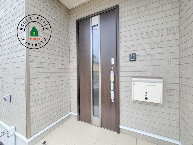 菊池市西寺第2-4棟（1号棟）の玄関|おでかけの時も帰った時も、「我が家」を最初に感じでもらえる素敵な空間に。