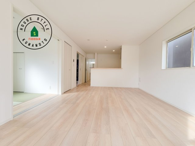 菊池市西寺第2-4棟（1号棟）の居間・リビング|多くの時間を過すことになるリビングだからこそ、いつも穏やかな空間・解放感が味わえ毎日が充実します。