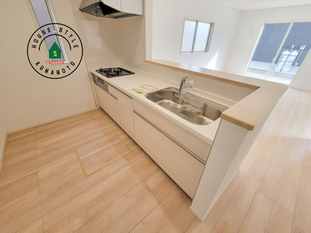 菊池市西寺第2-4棟（1号棟）のキッチン|カウンターキッチンなら、リビングで遊ぶ子供の様子を見ながら料理ができるので安心です。料理を運んでもらったり、子供にお手伝いしてもらいやすいのもいいですね。