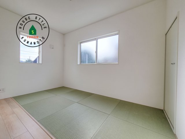 菊池市西寺第2-4棟（1号棟）の和室|和室を上手に活用すると暮らし方の幅が広がります。例えば普段は開け放して、子供の小さいうちはお昼寝や遊びのスペースに。畳はソフトなので転んでもケガをしにくく安心です