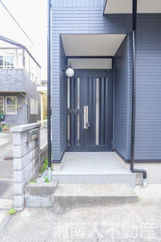 藤沢市鵠沼藤が谷４丁目１９－１９戸建ての玄関|ゆったりとした玄関です