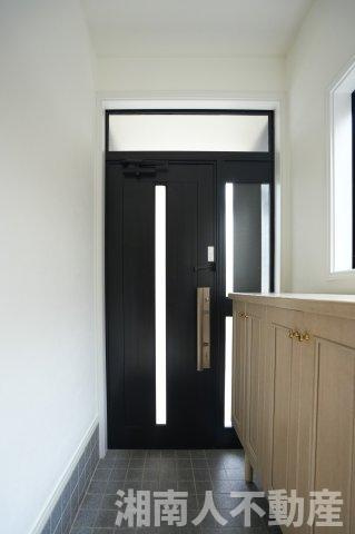 藤沢市鵠沼藤が谷４丁目１９－１９戸建ての玄関|毎日通る玄関はこちらです